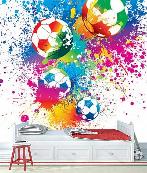 Разноцветный футбол в интерьере детской комнаты мальчика