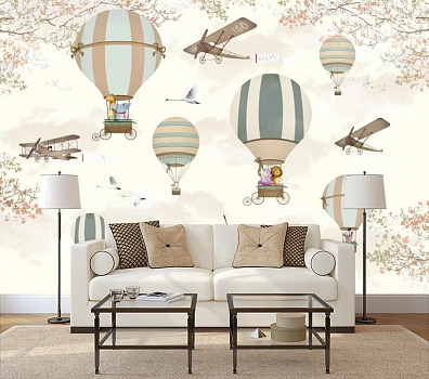 Животные на воздушных шарах в интерьере гостиной с диваном