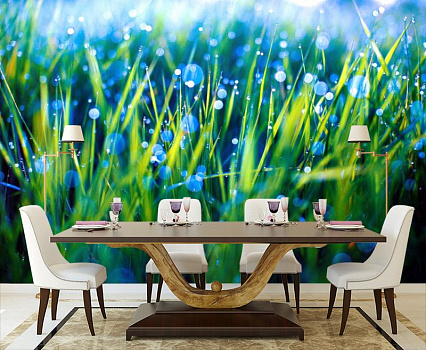 Зеленая трава в голубых бликах в интерьере кухни с большим столом