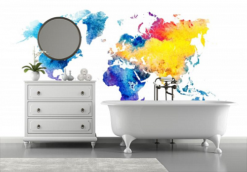 Разноцветная карта мира в интерьере ванной