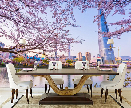 Цветущая сакура над городом в интерьере кухни с большим столом