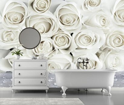 Белые розы с каплями росы в интерьере ванной