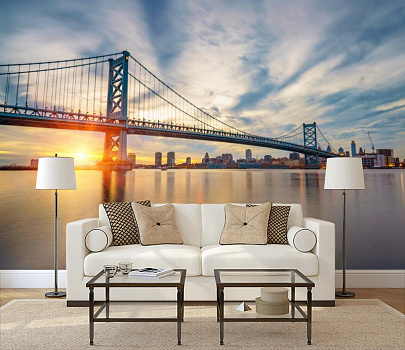 Манхэттенский мост в Нью-Йорке в интерьере гостиной с диваном
