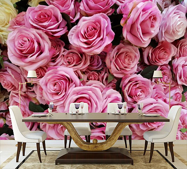 Розовый букет в интерьере кухни с большим столом