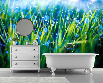 Зеленая трава в голубых бликах в интерьере ванной