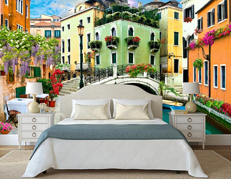 Дома Венеции в цветах в интерьере спальни