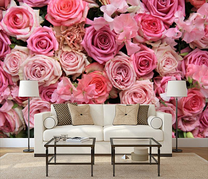 Многообразие роз в интерьере гостиной с диваном