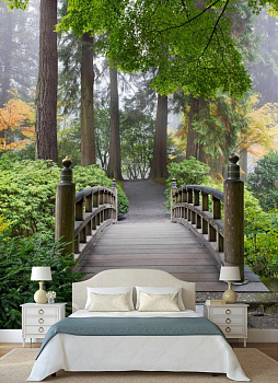Деревянный мостик в интерьере спальни