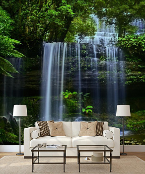 Нежный водопад в интерьере гостиной с диваном