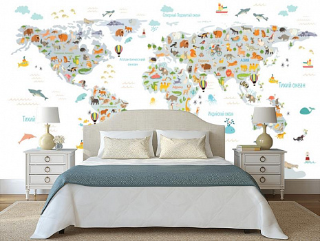 Карта мира из животных в интерьере спальни