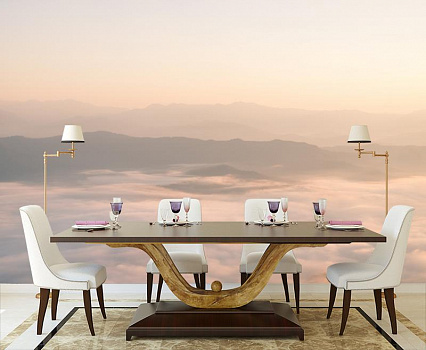 Туман в горах в интерьере кухни с большим столом