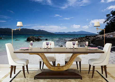 Белый песок у синего моря в интерьере кухни с большим столом